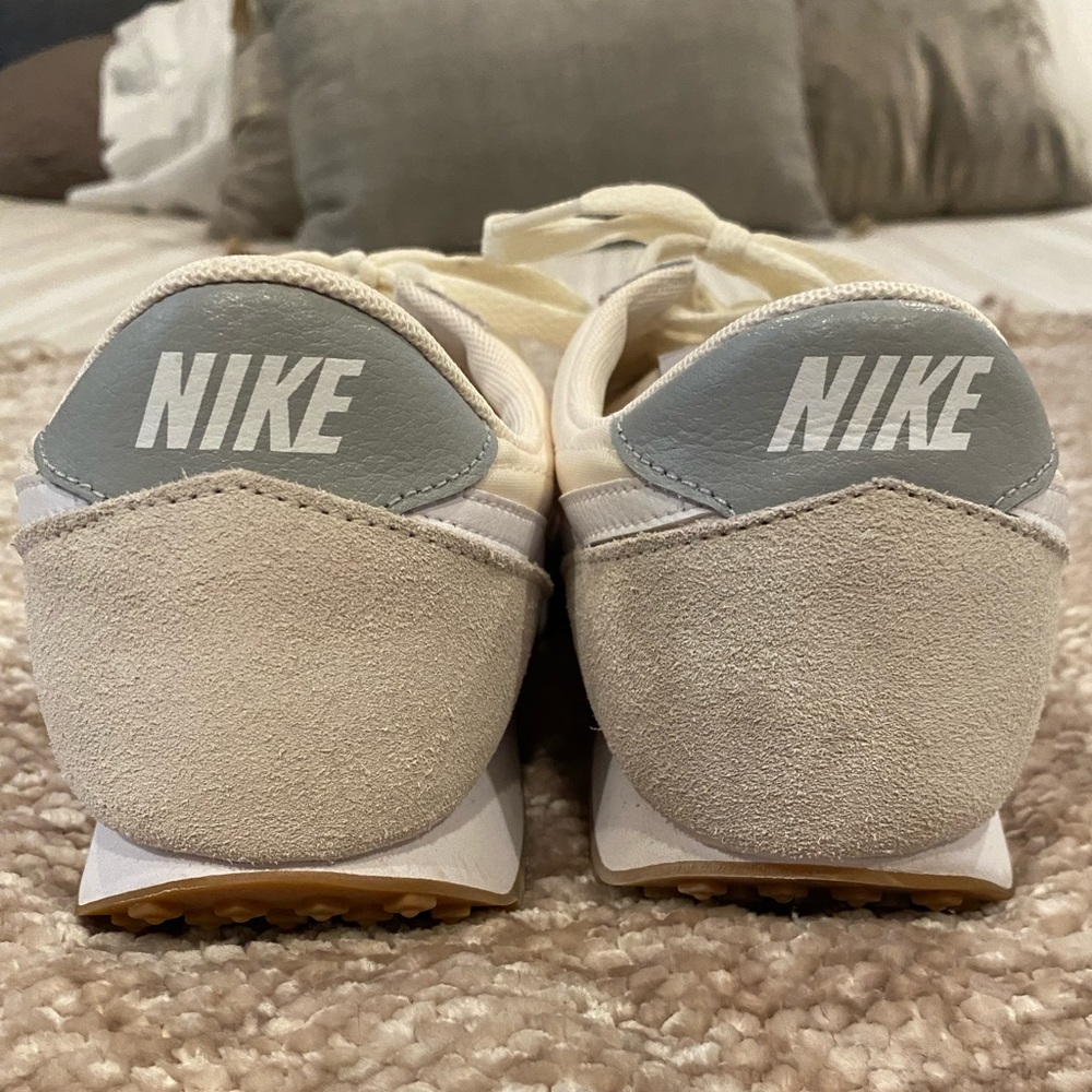 Women’s Nike daybreak white/ivory/grey